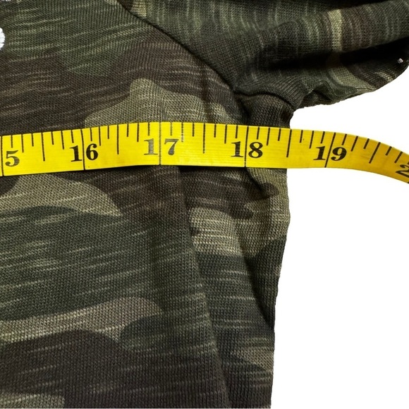 Belle by Kim Gravel Camo Green Top Shirt Tee Size XXS Runs Big Floral Embroidery - Picture 9 of 13